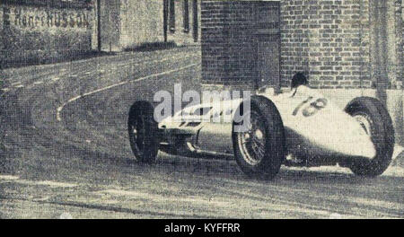 Cette image montre von Brauchitsch entrant dans le coin droit de la section Gueux du circuit de Reims lors du Grand Prix de l'ACF 1939, capturant l'histoire du sport automobile. Banque D'Images