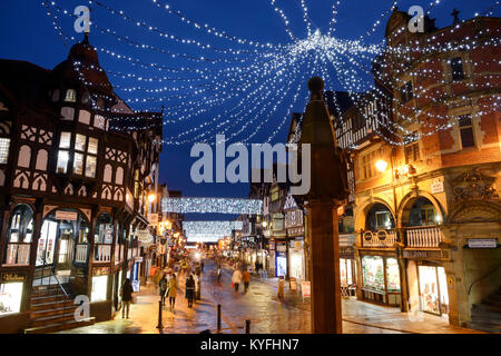 Décorations de Noël sur la rue Bridge et la croix dans le centre-ville de Chester, Royaume-Uni Banque D'Images