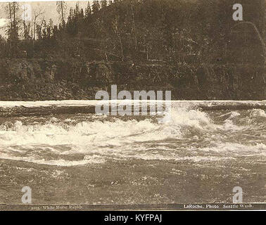 Les rapides de Whitehorse, dans le territoire du Yukon, au Canada, photographiés en 1897, montrent le paysage naturel, le terrain accidenté et le débit d'eau de cette région. Banque D'Images