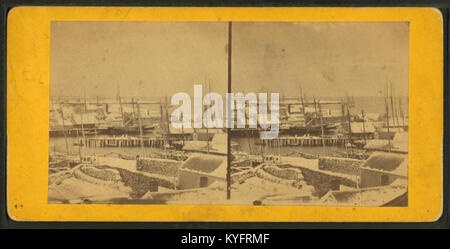 Cette photographie stéréoscopique représente une scène de port hivernale avec des eaux glacées, des environs enneigés et des bateaux amarrés. L'image fait partie de la collection Robert N. Dennis de paysages historiques. Banque D'Images