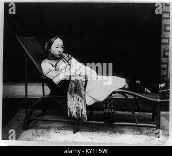 Femme avec lié pieds couchée sur une chaise longue, la Chine RCAC2001705601 Banque D'Images