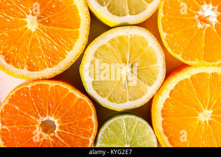 Tranches d'oranges, citrons, limes et mandarines Banque D'Images