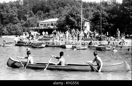 Une photographie de 1961 près de l'usine Boris Kidrič près du lac Maribor, Slovénie, montrant des installations industrielles le long de paysages naturels, reflétant la coexistence de la fabrication et de l'environnement. Banque D'Images