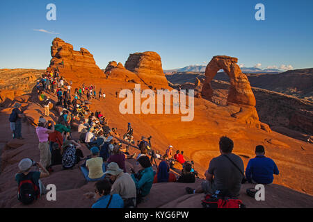 La Foule à Delicate Arch au coucher du soleil Banque D'Images