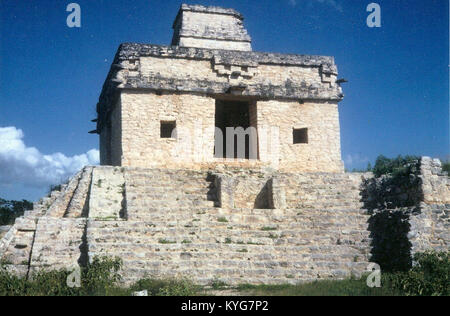 Cette photographie représente la pyramide de Dzibilchaltún, au Mexique, en particulier le temple des sept poupées, illustrant l'architecture maya et l'importance archéologique. Banque D'Images