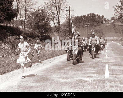 Štafeta Republiška krenila Šentilja mladosti je iz, dans Pesnice Košake skozi mimo n'Maribora 1960 Banque D'Images