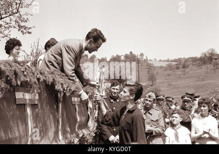 Štafeta Republiška krenila Šentilja mladosti je iz, dans Pesnice Košake skozi mimo n'Maribora 1960 (3) Banque D'Images