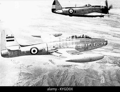 Les Republic P-47 Thunderbolt et F-84 Thunderjet sont des avions de chasse américains emblématiques de la seconde Guerre mondiale et du début de la Guerre froide, connus pour leur conception et leur efficacité au combat. Banque D'Images