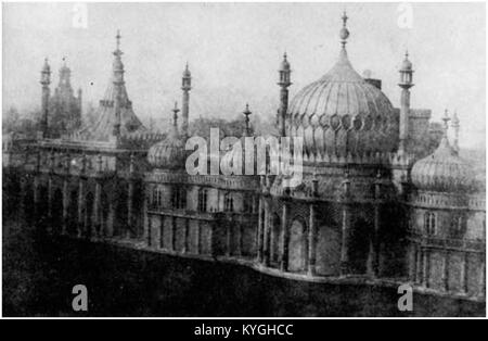 Photographie en Calotype du Pavillon Royal de Brighton, en Angleterre, montrant l'architecture indo-saracénique distinctive et les paysages environnants. Banque D'Images