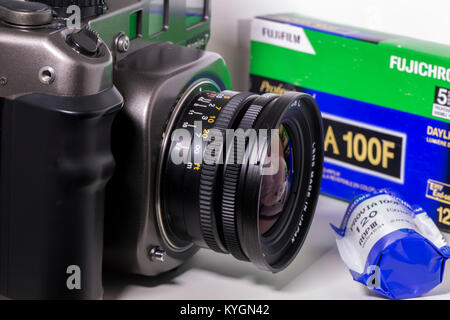Mamiya 7 appareil moyen format. 6x7 Télémètre, film avec obturateur à grand angle 43mm, lentille, avec film Dia Fujichrome Provia 120 film. Banque D'Images