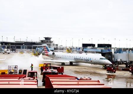 Un dégivrage American Eagle à airplance Illiniois Chicago OHare Airport USA 1 -12 - 2018 Banque D'Images