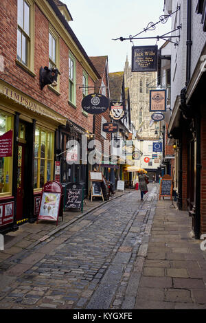Mercery Lane à Canterbury avec overhanding enseignes de boutiques et la cathédrale en arrière-plan Banque D'Images