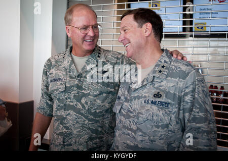 Le général Craig McKinley, Directeur de la Garde nationale, le Bureau félicite le Major-général Edward Tonini, adjudant général de la Garde nationale du Kentucky, à la KFC Yum ! Dans le centre de Louisville, Ky., le 26 juillet 2011. L'USO concert organisé par Tonini a été le premier concert qui aura lieu sur le sol américain pour les militaires et leurs familles. (U.S. Photo de l'Armée de l'air par la Haute Airman Maxwell Rechel) Banque D'Images