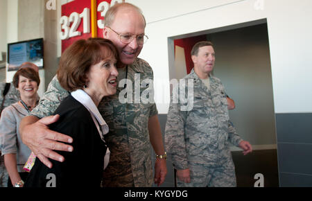 Le général Craig McKinley épouse Mme Carol Tonini comme ils marchent vers la réception de VIP au KFC Yum ! Dans le centre de Louisville, Ky., le 26 juillet 2011. L'USO concert organisé par Tonini a été le premier concert qui aura lieu sur le sol américain pour les militaires et leurs familles. (U.S. Photo de l'Armée de l'air par la Haute Airman Maxwell Rechel) Banque D'Images