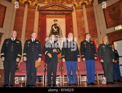 Visiteurs de marque, le général R. Martin Umbarger, le Major-général Timothy J. Kadavy, le Major-général Gregory J. Vadnais, le colonel Paul Grube, le colonel Stanley Smith et d'Adjudant-chef du Commandement de Frank T. Vaughn se prépare pour les diplômés de marcher à travers l'étape au cours d'une composante Réserve justifient l'École des aspirants-cérémonie de remise des diplômes dans le monument aux morts de l'Indiana, Indianapolis, Ind., 30 juillet. (Photo par le sergent. Michael J. Oliver, Kentucky Le Bureau des affaires publiques de garde) Banque D'Images