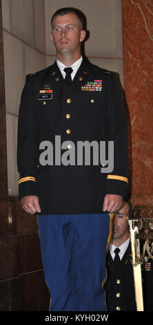 Kentucky Guardsman Brian Piatt est à l'attention avant de se rendre à pied à travers l'étape au cours d'une composante Réserve justifient l'École des aspirants-cérémonie de remise des diplômes dans le monument aux morts de l'Indiana, Indianapolis, Ind., 30 juillet. (Photo par le sergent. Michael J. Oliver, Kentucky Le Bureau des affaires publiques de garde) Banque D'Images