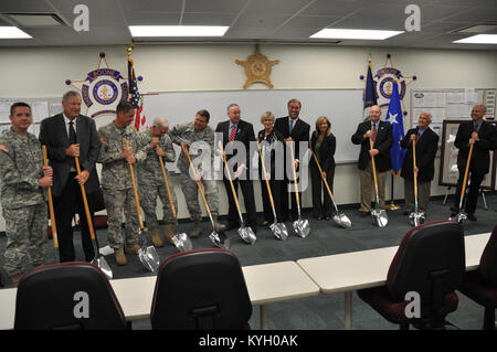 Washington First Lady Jane Beshear se joint à l'Adjudant général Edward W. Tonini, de l'état et les fonctionnaires locaux pour une cérémonie d'inauguration d'une nouvelle préparation de la Garde nationale de l'Armée du Kentucky Center de Burlington Ky., le 26 septembre. Sur la photo de gauche à droite : Le lieutenant-colonel Steven King, (Ret.) Le Colonel Mike Jones, le Colonel Michael Ferguson, le colonel Ben Adams, le Major-général Edward W. Tonini, M. Geoff Davis, Première Dame Jane Beshear exécutif juge, Gary Moore, Mme Pat Wise-Brown, Joe Wilkins, Bob vert et l'architecte Michael Jacobs. (Photo par le Sgt. 1re classe Michael J. Oliver, Kentucky National Guard Bureau des affaires publiques Banque D'Images