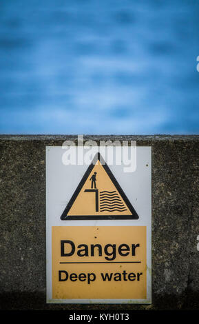 Un danger de profondeur de l'eau signe à côté d'un lac ou d'un réservoir Loch Banque D'Images