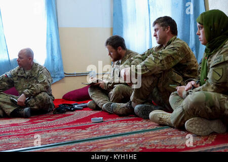 Spécialiste de l'agriculture civil Jon Mixon (2e de gauche) de Rutledge, Tenn., prend des notes au cours d'une réunion avec les dirigeants locaux dans le sud de l'Afghanistan le 28 février 2012. Mixon est membre de la Garde nationale du Kentucky's Team 4 Développement de l'Agribusiness, dont la mission d'aider les sections locales afghanes développer l'agriculture plus efficace et les pratiques des entreprises en fournissant des outils d'éducation et de développement durable. Également sur la photo (de gauche à droite) : le Major James ruée de Alvaton, Ky., spécialiste civil Beau Neal de Versailles, Ky., et le Sgt. 1re classe Catherine Corson de Nicholasville, KY. (Photo prise par le s. de l'armée américaine. Paul Evan Banque D'Images