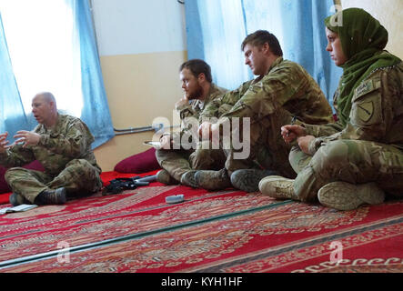 L'équipe de développement de l'Agribusiness Kentucky 4 Sgt. 1re classe Catherine Corson (extrême droite) de Nicholasville, KY., prend des notes au cours d'une réunion dans le sud de l'Afghanistan le 28 février 2012. Corson, qui a également pris part dans ADT 1 dans l'Est de l'Afghanistan, est maintenant d'aider les agriculteurs locaux dans la province de Kandahar grâce à l'enseignement agricoles et commerciaux. Également sur la photo (de gauche) sont le Major Jim ruée de Alvaton, Ky., spécialiste de l'agriculture civil Jonathon Mixon de Rutledge, Tenn. ; et civil spécialiste agricole Beau Neal de Versailles, Ky. (U.S. Photo de l'armée par le sergent. Paul Evans/libérés) Banque D'Images