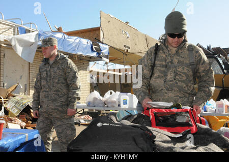 Anthony Gardner et Senior Airman Airman 1re classe T.J. Bothur, tous deux de la 123e Groupe médical, préparer leurs packs d'éventuelles missions de recherche et d'extraction à West Liberty, Ky. le 3 mars (U.S. Air Force photo de Tech. Le Sgt. Jason Ketterer) Banque D'Images