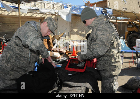 Anthony Gardner et Senior Airman Airman 1re classe T.J. Bothur, 123e groupe médical de l'équipe de recherche et d'extraction. West Liberty, Ky. (U.S. Air Force photo de Tech. Le Sgt. Jason Ketterer) Banque D'Images