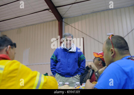 Le lieutenant-gouverneur du Kentucky. Jerry Abramson parle avec des bénévoles au sujet de leurs expériences pendant les tempêtes dans l'Est Bernstadt, Ky. Mar. 3. (Photo de la CPS. Brandy Mort, Mobile 133e Détachement des affaires publiques, de la Garde nationale du Kentucky) Banque D'Images