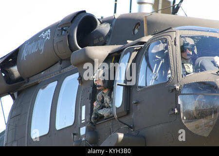 L'Adjudant-chef Deux John Radford, de la Compagnie Bravo du 2e bataillon du 147e Régiment d'aviation, observe la charge sous élingue formation administrateurs d'une position sur l'équipage d'un hélicoptère Blackhawk UH-60 à Frankfort, Ky. Mar. 10. (Photo de la CPS. Tom Harrington, Bravo Co. 2e bataillon du 147e Régiment d'Aviation) Banque D'Images