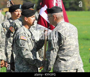 Le Lieutenant-colonel des gardes nationales du Kentucky Dwight G. Lewis reçoit le Guerrier Brigade Transition couleurs et de responsabilités de l'armée américaine le Colonel Cornelius Maher, US Army Medical Department, l'activité au cours d'une cérémonie de passation de commandement à Brooks, Ft. Knox, Ky. le 27 mars. Le Fort Knox Warrior Bataillon Transition assure le leadership, la gestion des cas complexes, des soins de santé primaires pour permettre aux blessés, blessés, et de mauvais soldats dans la lutte ou réussir la transition à la vie civile en tant qu'ancien combattant. (Photo de Tech. Le Sgt. Jason Ketterer, la Garde nationale du Kentucky) Banque D'Images