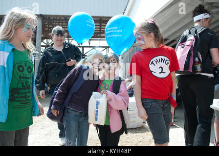 Donna Cambell et Hayley jeter montrent leur face paint et profiter d'un popcorn tout en se tenant dans la ligne pour la pizza et autres sucreries à la Journée de reconnaissance de l'enfant militaire tenue le 28 avril 2012 à Lawrenceburg, Kentucky. (Photo de 1Lt Mark Slaughter) Banque D'Images