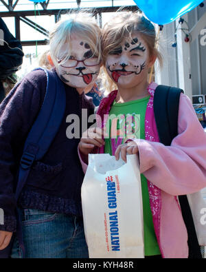 Donna Cambell et Hayley jeter montrent leur face paint et profiter d'un popcorn tout en se tenant dans la ligne pour la pizza et autres sucreries à la Journée de reconnaissance de l'enfant militaire tenue le 28 avril 2012 à Lawrenceburg, Kentucky. (Photo de 1Lt Mark Slaughter) Banque D'Images