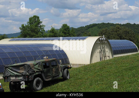 Les bâtiments de la caserne d'installer des panneaux solaires à l'Harold L. Disney Centre de formation d'Artemus, Ky, le 7 juin 2012. L'installation de panneaux solaires a effectivement réduit la consommation énergétique du site net-zéro, ce qui signifie que le site produit plus d'énergie qu'il utilise. La Garde nationale du Kentucky (photo par le Sgt. Raymond Scott/libérés) Banque D'Images