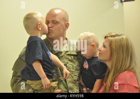 Le capitaine de la 613e Vance Tchad Installations Ingénieur embrasse son détachement fils Gavin comme épouse Krissy et fils Gage. L'unité a quitté Springfield, Ky. pour l'Afghanistan le 20 juin 2012 à l'appui de l'opération Enduring Freedom. Banque D'Images