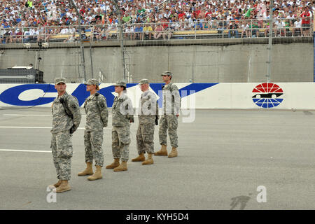 Stand des soldats à se reposer pendant le défilé des fêtes de course de la Quaker State 400 course de NASCAR au Kentucky Speedway à Sparte, Ky., 30 juin 2012. La garde nationale du Kentucky (photo par le Sgt. Raymond Scott) Banque D'Images