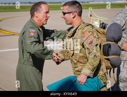 California Air National Guard Le Colonel Greg Nelson, 123e Airlift Wing Commander, se félicite de la garde de l'air du Kentucky Accueil Le 11 septembre 2012 après le déploiement en Asie du Sud-Ouest dans le cadre de l'opération Enduring Freedom. (California Air National Guard photo par le Sgt. Phil Speck) Banque D'Images