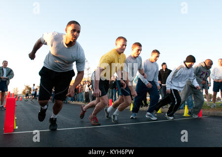 La Garde nationale de l'air du Kentucky commencer la course-relais partie de la 123e Airlift Wing Fitness Challenge à la base de la Garde nationale aérienne du Kentucky à Louisville, Ky., le 21 octobre 2012. Le défi à l'épreuve la capacité des équipes de partout dans la base pour compléter un circuit temporisé qui comprenait également 80 pompes et 40 redressements assis. (U.S. Photo de l'Armée de l'air par la Haute Airman Maxwell Rechel) Banque D'Images