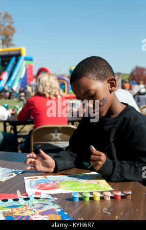 Adarius Hite, fils du Kentucky Air National Guard états Slt Angela Hite, peint au cours de la journée de la famille à la 123e Escadre de transport aérien dans la région de Louisville, Ky., 21 oct., 2012. (Kentucky Air National Guard photo de l'Aviateur Senior Vicky Spesard) Banque D'Images