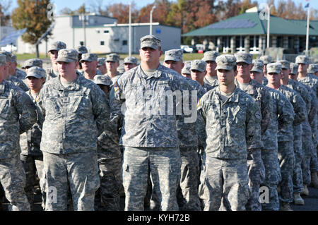 Les soldats de la Garde nationale de l'Armée du Kentucky à partir de la 307e compagnie de maintenance du stand au repos pendant la parade 751e cérémonie de passation de commandement à Wendell H. Ford Centre de formation régional à Greenville, Ky., octobre 27, 2012. La cérémonie à l'honneur du chef de bataillon entrant Le Lieutenant-colonel Scott C. Thomas. (U.S. Photo de l'armée par le Sgt. Cody stagner, Mobile 133e Détachement des affaires publiques/libérés) Banque D'Images