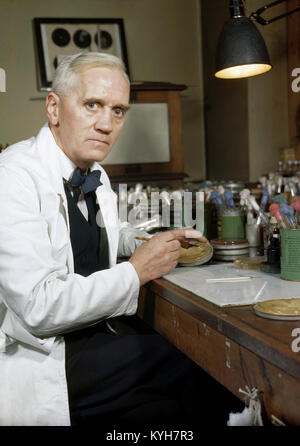 Alexander Fleming, la production synthétique de la pénicilline le Professeur Alexander Fleming, qui fut le premier à découvrir le moule la pénicilline Notatum Banque D'Images