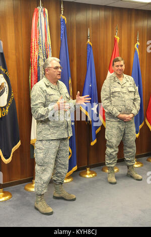 FRANKFORT, Ky (30 novembre 2012) Membre du Quartier général des Forces conjointes du Kentucky a organisé un déjeuner pour la retraite impromptue Brig. Le général Michael Dornbush a, Directeur de l'équipe conjointe de Frankfort, vendredi. (Photo de l'Armée de l'air par le Lieutenant-colonel Kirk Hilbrecht, Kentucky Garde côtière canadienne Agent d'affaires publiques). Banque D'Images