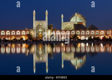 Isfahan, Iran - 23 Avril 2017 : Photo de nuit de Nagshe Jahan Shah safavide avec carré ou Mosquée mosquée Imam. Banque D'Images