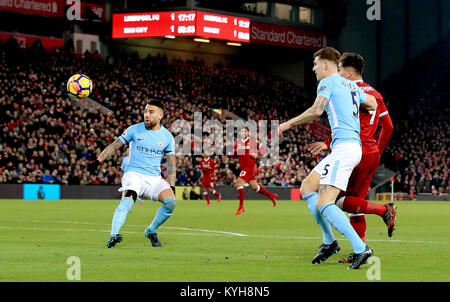 Roberto Firmino de Liverpool (à droite) marque son deuxième but de côtés du jeu pendant le premier match de championnat à Anfield, Liverpool. Banque D'Images