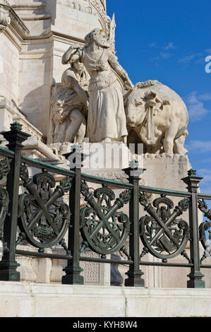 Garde-corps décoratifs devant le Monument de Sebastião José de Carvalho e Melo, 1er marquis de Pomba, construit entre 1917 et 1934 Banque D'Images