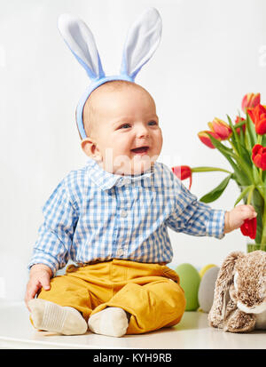 Happy Baby Boy avec lapins oreilles Banque D'Images