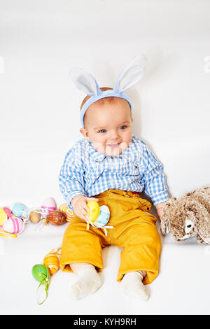 Happy Baby Boy avec lapins oreilles on white Banque D'Images