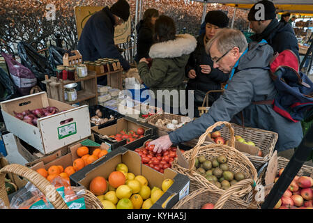 Fruits et légumes stand à Stockbridge marché dimanche à Edimbourg, Ecosse, Royaume-Uni. Banque D'Images