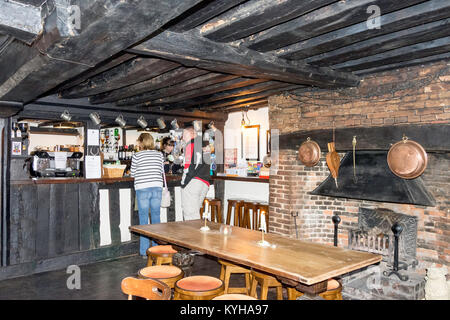 Bar de l'intérieur du 13ème siècle, le Star Inn, High Street, Alfriston, East Sussex, Angleterre, Royaume-Uni Banque D'Images