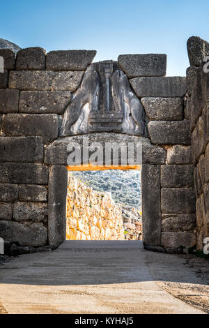 Le site archéologique de Mycènes, près du village de Mykines, avec des tombes anciennes, murs géants et la célèbre porte des lions, Péloponnèse, Grèce Banque D'Images