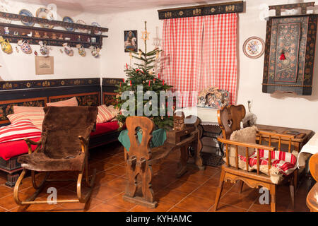 Arbre de Noël décoré à l'intérieur d'une maison rurale dans la Folk ou Rural style Baroque en Nahorany, village du sud de la Bohême, République Tchèque Banque D'Images