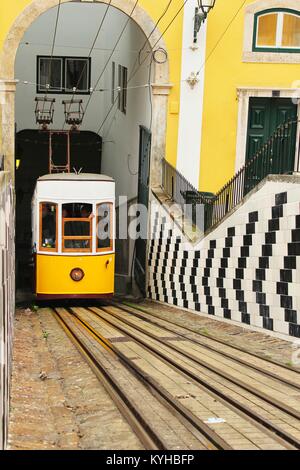 Ascenseur da Bica en hiver à Lisbonne, Portugal Banque D'Images